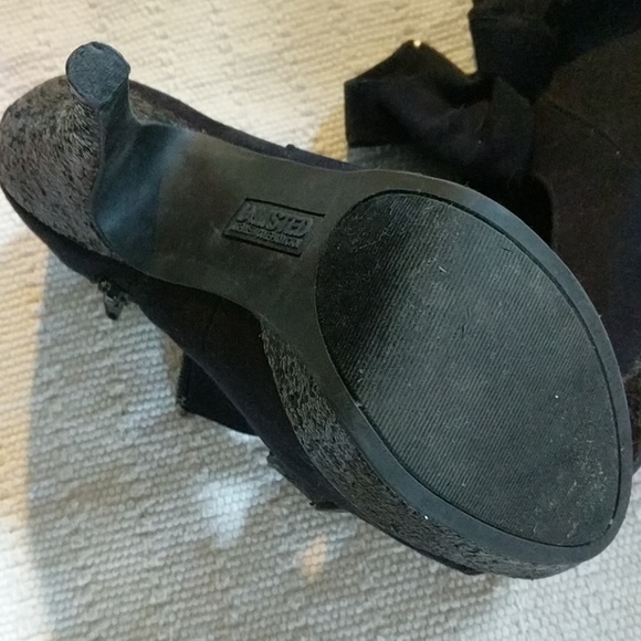 Black Peep Toe Pumps with Bow - Picture 4 of 8